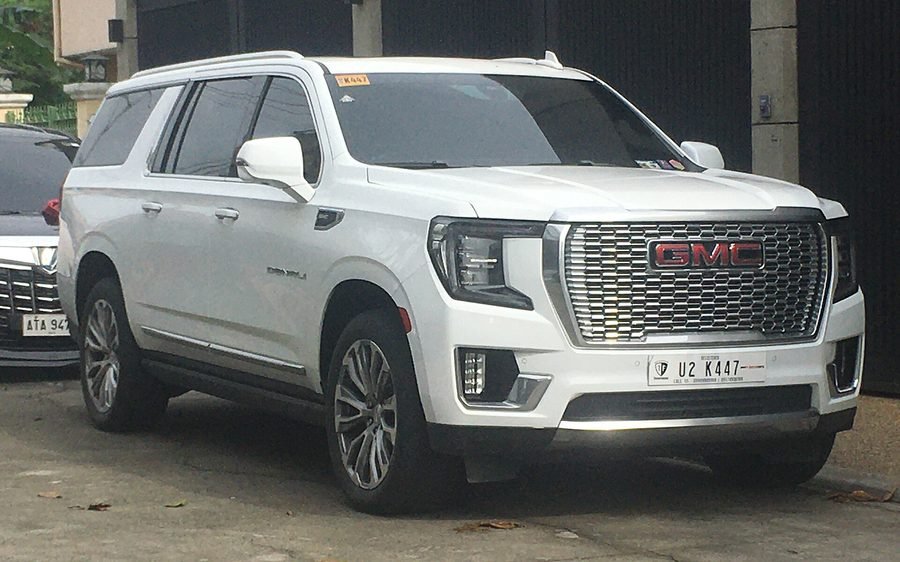 2021 GMC Yukon XL Denali 6.2 in Summit White, photo 1 of 2
