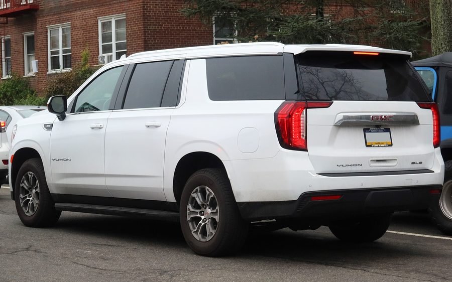 2021 GMC Yukon XL Denali 6.2 in Summit White, photo 2 of 2