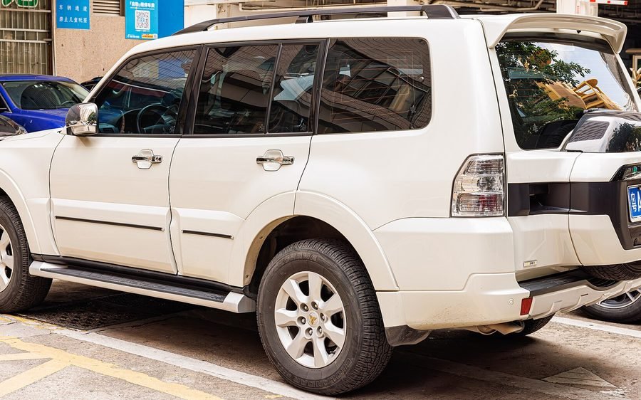 2021 Mitsubishi Pajero GLS 3.5 in Pearl White, photo 2 of 3