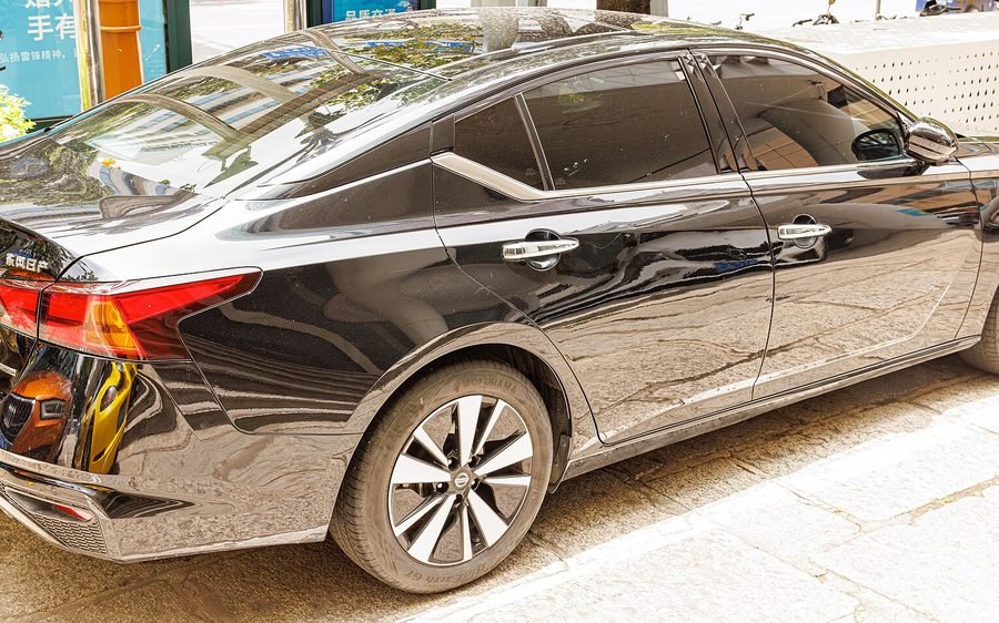 2021 Nissan Altima SV 2.5 in Crystal Black, photo 2 of 2