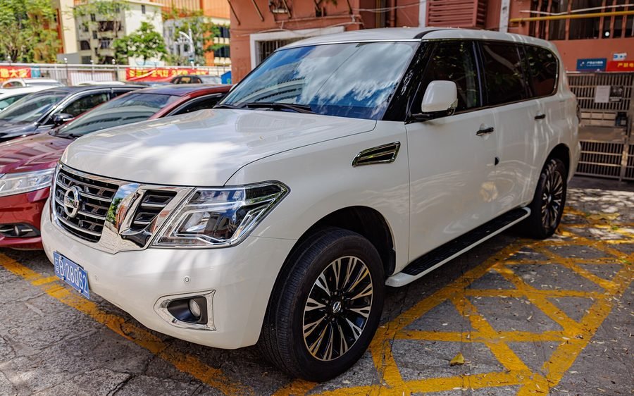 2021 Nissan Patrol SE Platinum City in Super White, photo 2 of 5