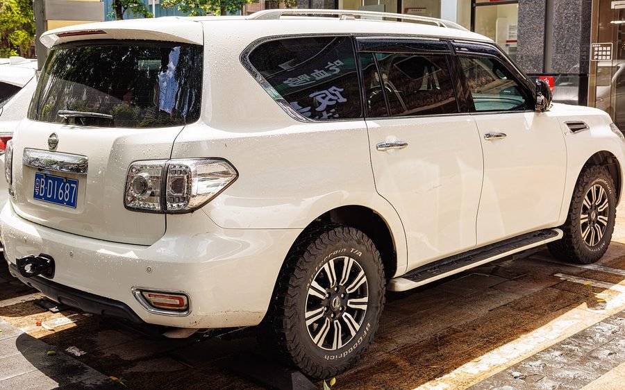 2021 Nissan Patrol SE Platinum City in Super White, photo 3 of 5