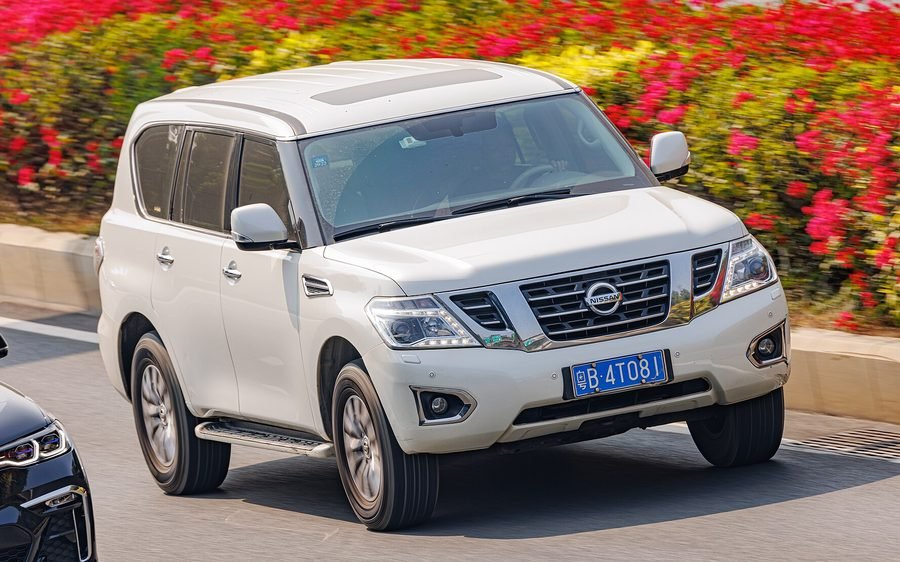 2021 Nissan Patrol SE Platinum City in Super White, photo 4 of 5
