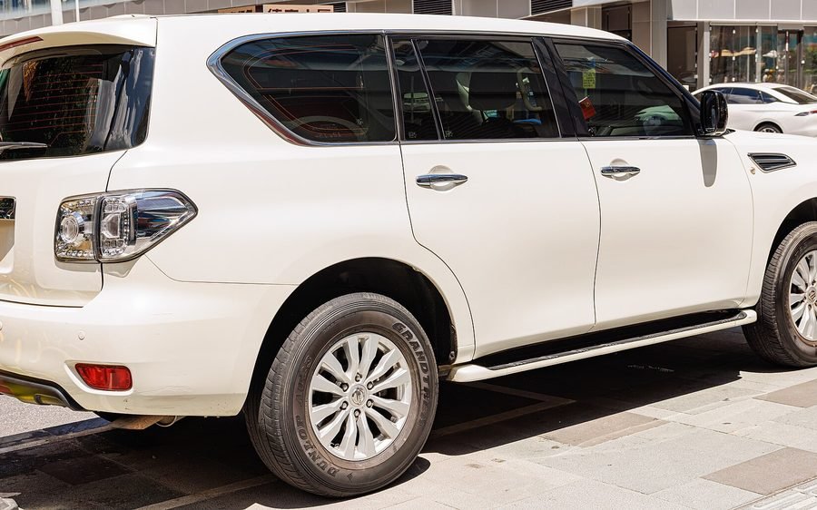 2021 Nissan Patrol SE Platinum City in Super White, photo 5 of 5
